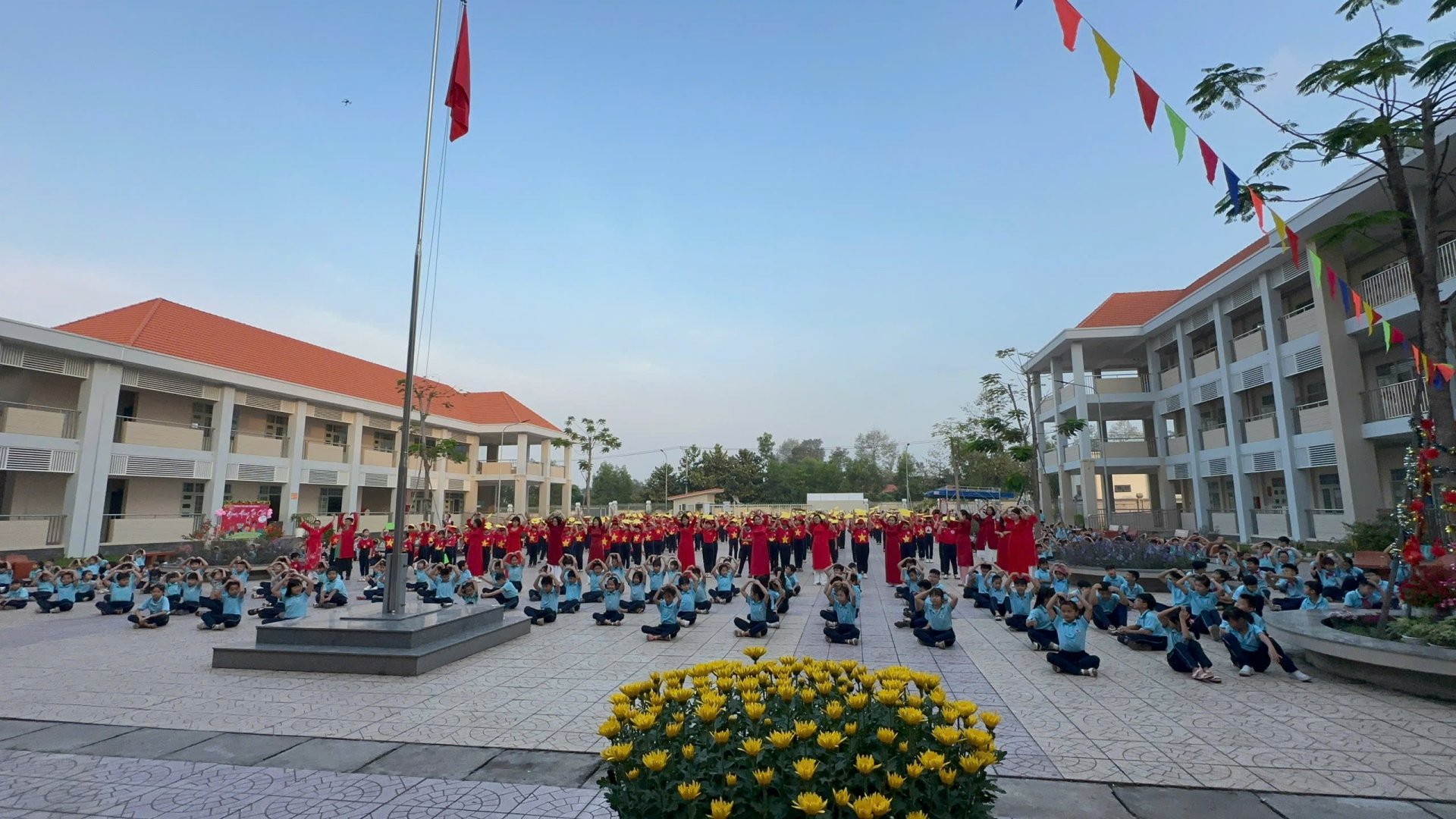 1 ngàn thầy cô và học sinh của Trường tiểu học Tân Phong 2 cùng tham gia chương trình đồng diễn Chào Xuân 2025. Ảnh: BTC
