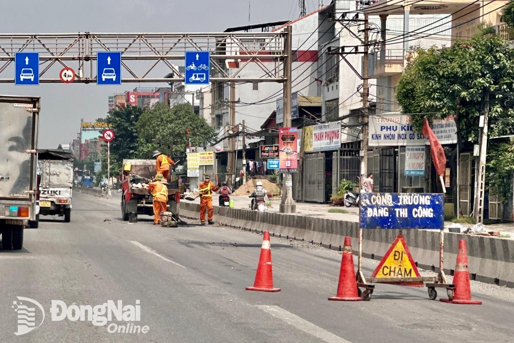 * Công nhân duy tu, dặm vá mặt đường trên quốc lộ 51 (thành phố Biên Hòa). Ảnh tư liệu: Đăng Tùng