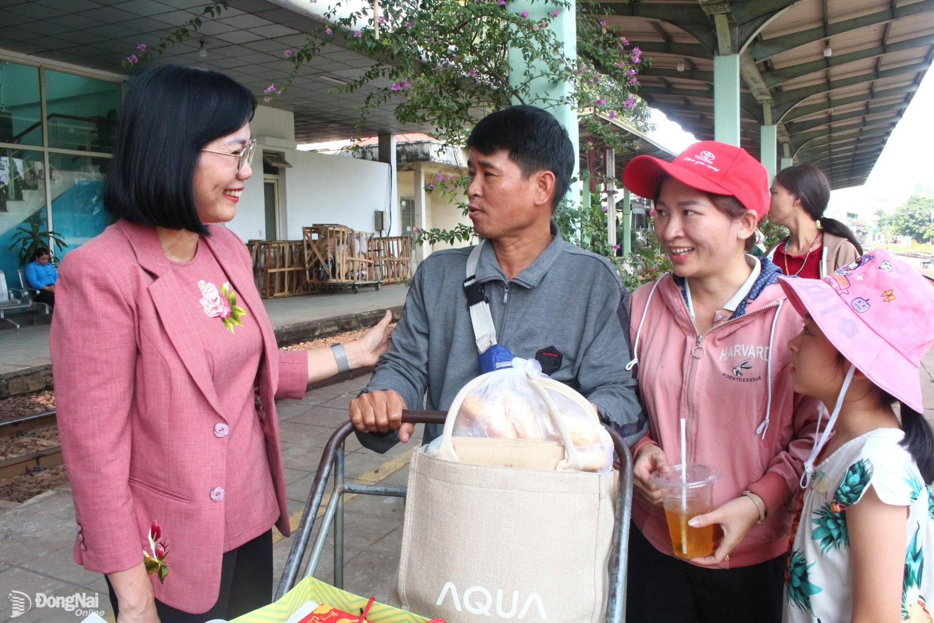 Phó Chủ tịch UBND tỉnh Nguyễn Thị Hoàng hỏi thăm công nhân trước khi lên tàu. Ảnh: N.Hòa