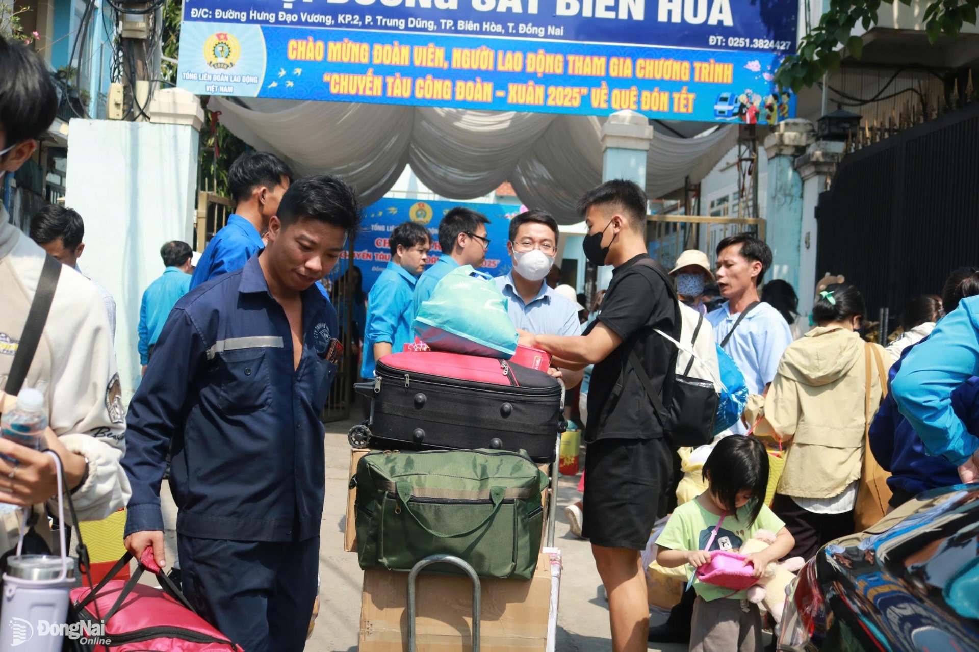 Người lao động vận chuyển hành lý lên tàu về quê. Ảnh: Minh Hạnh