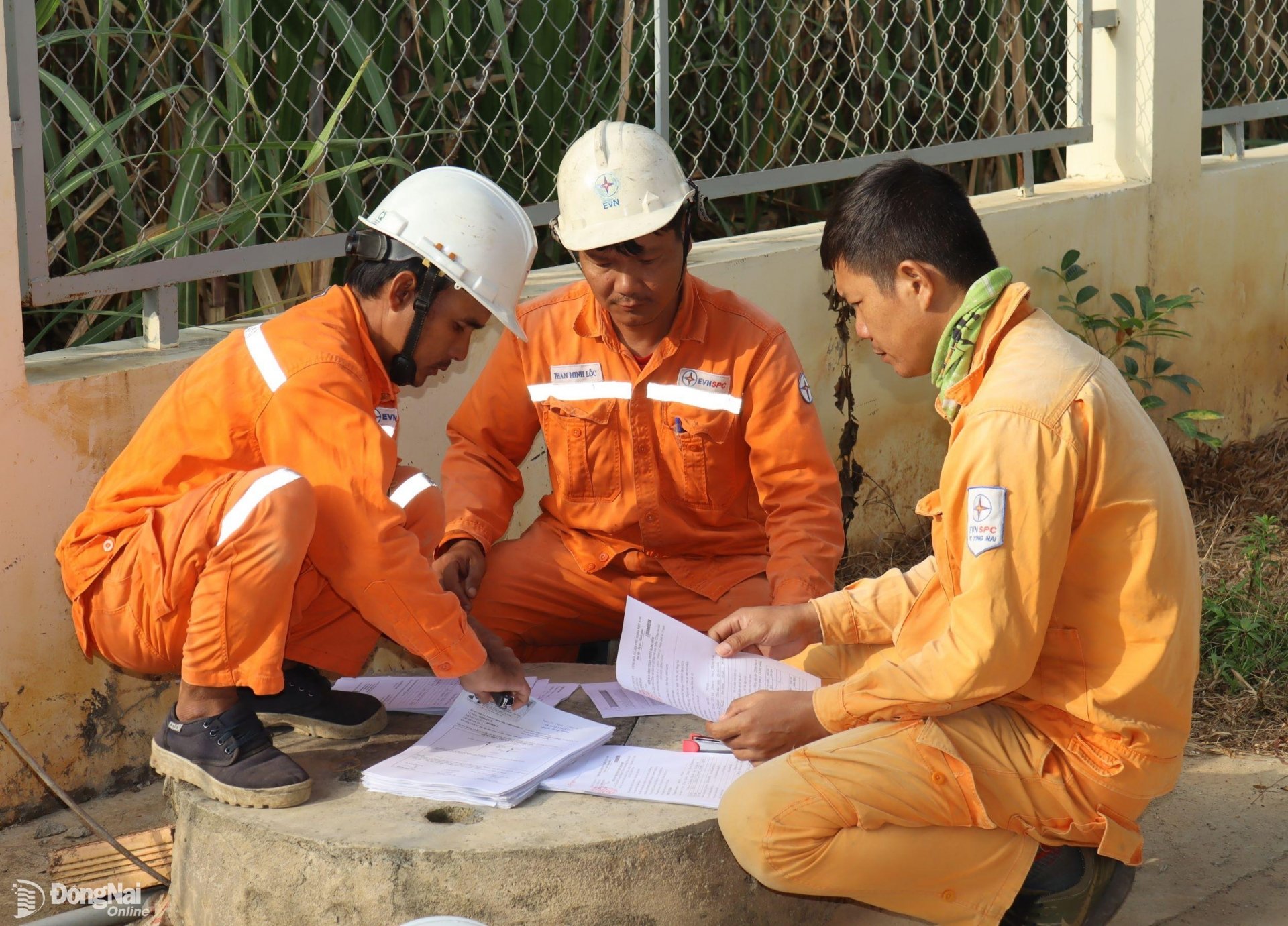 Công nhân điện lực Định Quán kiểm tra lại hồ sơ đăng ký mua điện của khách hành. Ảnh: Hoàng Lộc