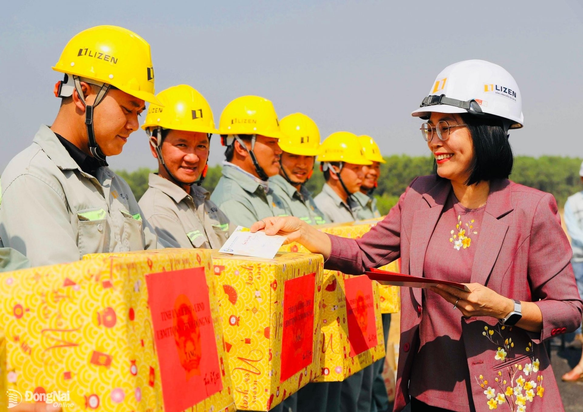 Phó chủ tịch UBND tỉnh Nguyễn Thị Hoàng tặng quà Tết cho người lao động của Dự án thành phần 1 thuộc dự án đầu tư xây dựng đường bộ cao tốc Biên Hòa - Vũng Tàu (trên địa bàn huyện Long Thành). Ảnh: B.Nguyên