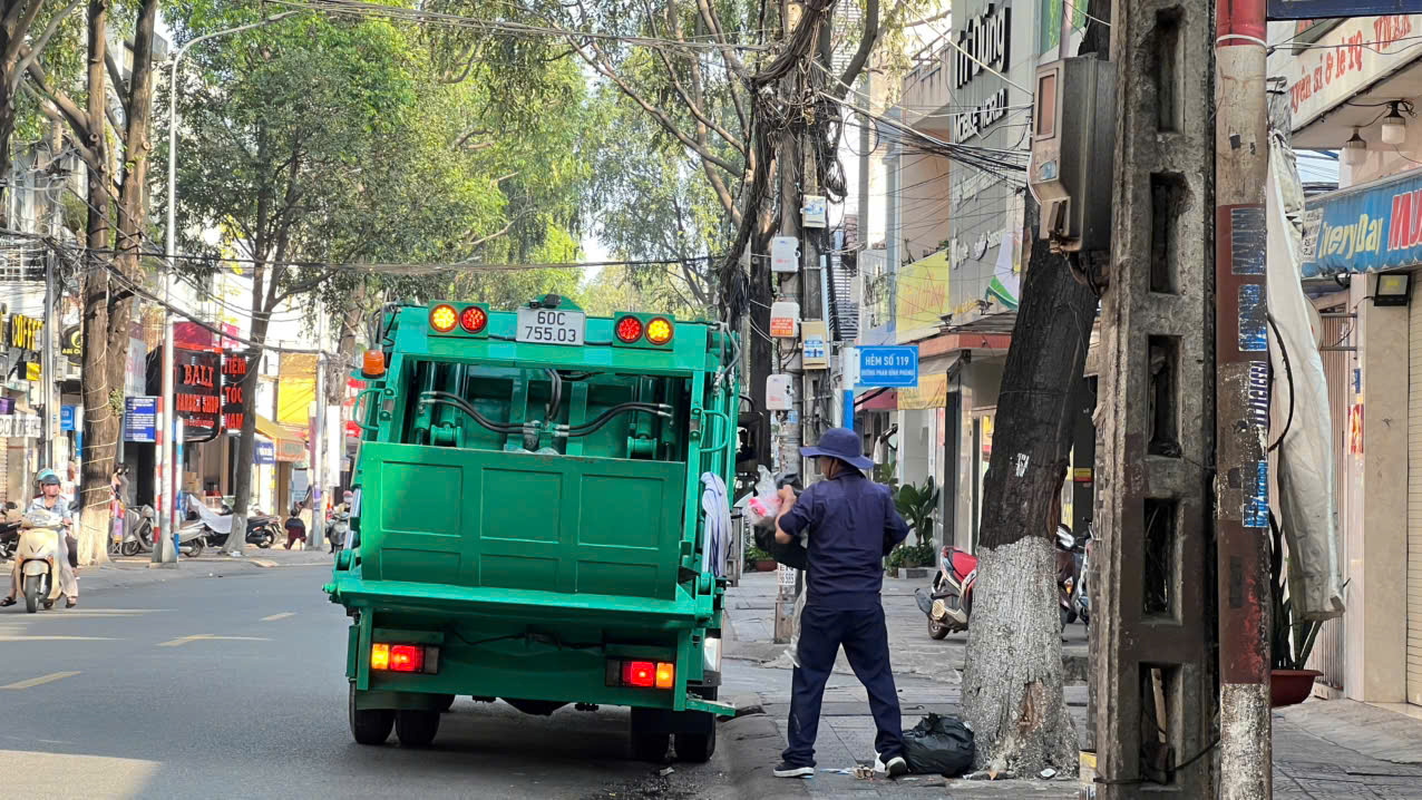 Các hộ dân cần đem rác ra điểm tập kết trước 14h ngày 29 Tết âm lịch (tức 28-1) để nhân viên vệ sinh thu gom. Ảnh: Kim Liễu