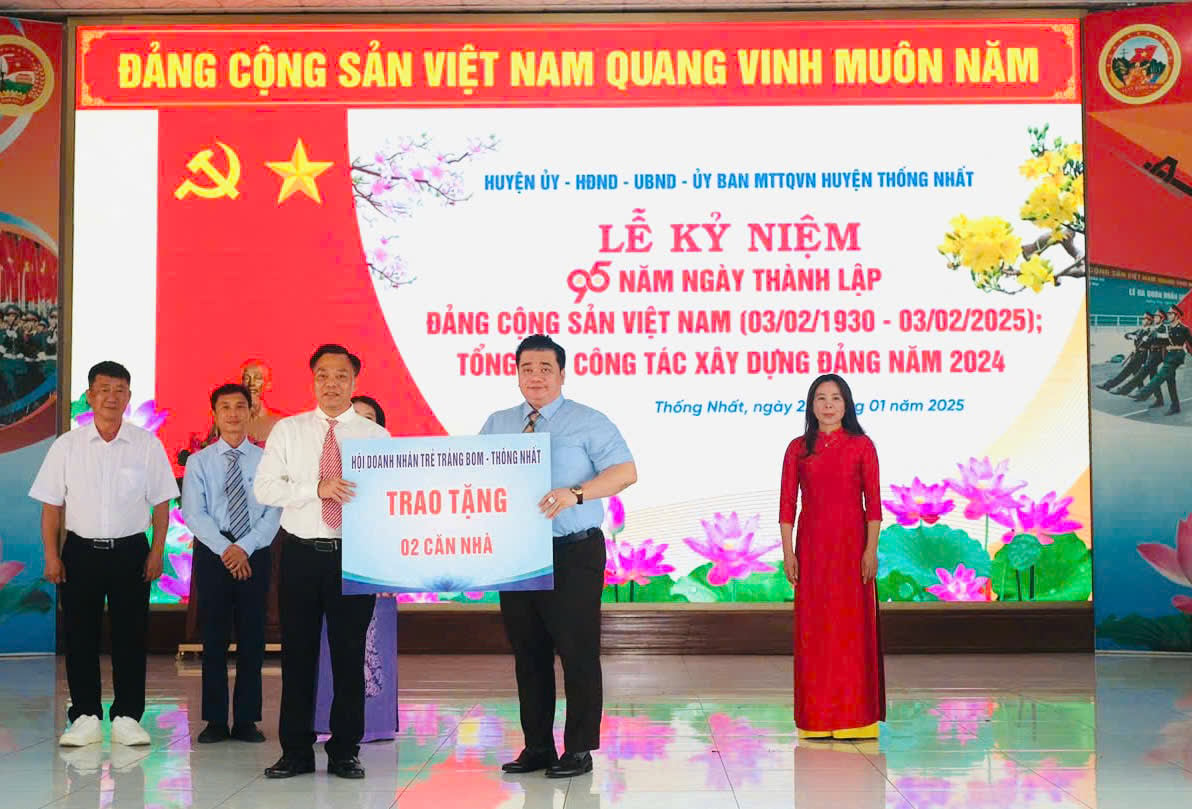 Ông Nguyễn Duy Khương (bên trái), Phó Chủ tịch Hội Doanh nhân trẻ Đồng Nai kiêm Chi Hội trưởng Chi Hội Doanh nhân trẻ Trảng Bom - Thống Nhất trao tặng 2 căn nhà tình thương cho các gia đình chính sách có hoàn cảnh khó khăn. Ảnh: Tiến thụ