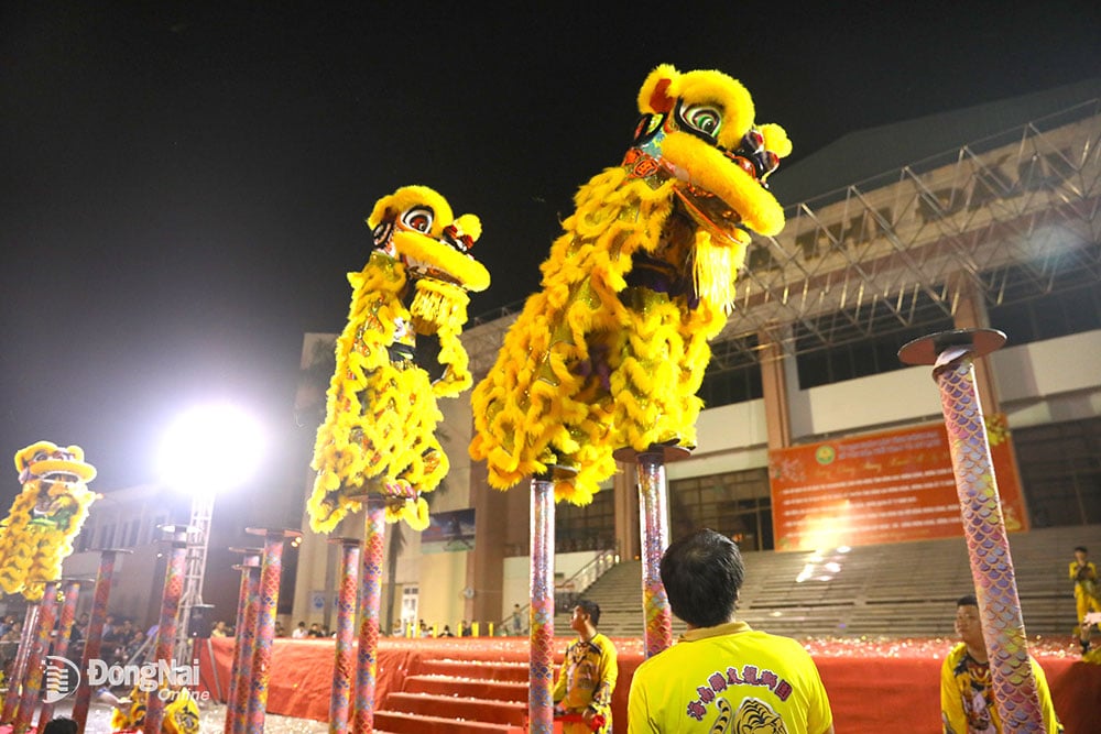 Màn biểu diễn 3 Hoàng lân cùng lên giàn mai hoa thung. Ảnh: Huy Anh