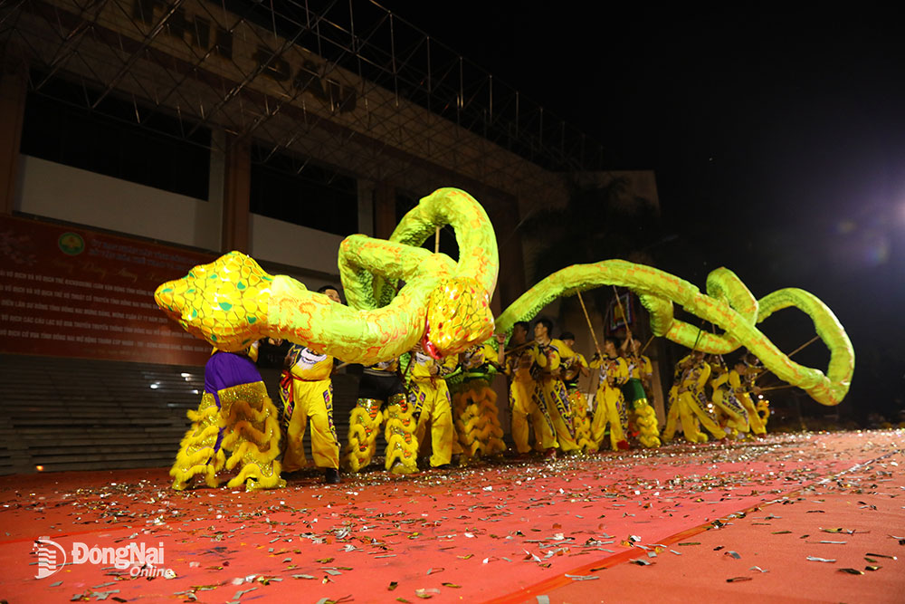 Màn múa rồng của đoàn lân Hải Nam Liên Hữu (Thành phố Hồ Chí Minh)