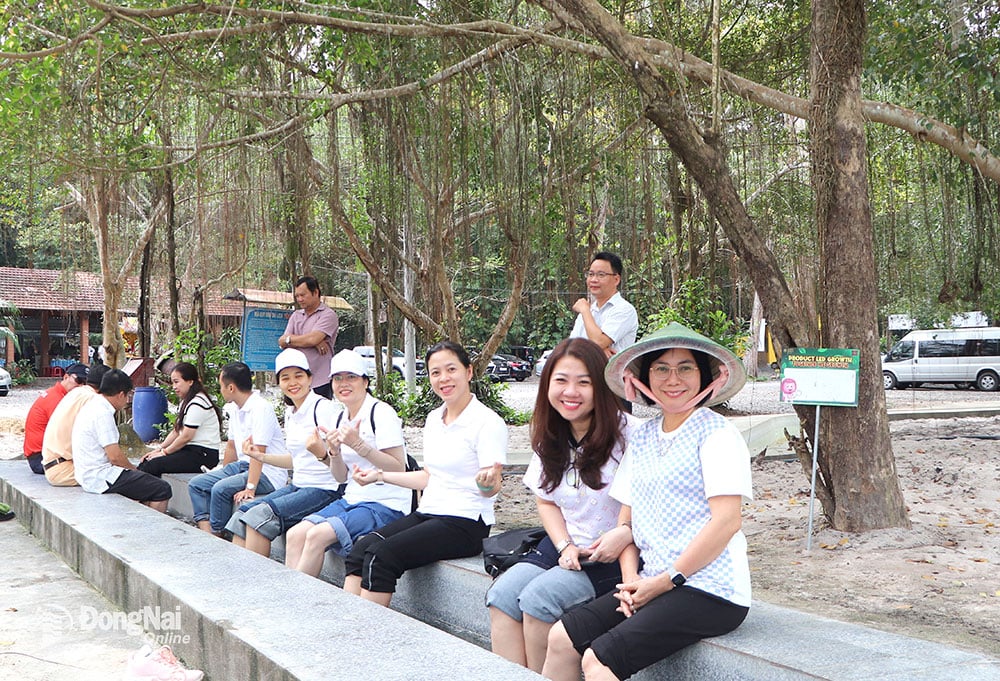 Phó chủ tịch UBND tỉnh Nguyễn Thị Hoàng (bìa phải) trải nghiệm ngâm chân trong nước khoáng nóng tại điểm du lịch Thác Mai - Bàu Nước Sôi (huyện Định Quán). Ảnh: N.Liên