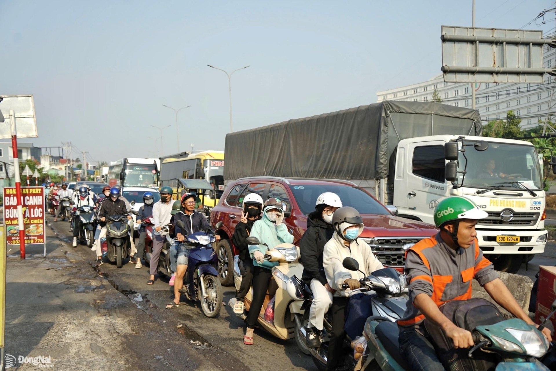 Quốc lộ 51 (thành phố Biên Hòa) đông nườm nượp người và xe vào sáng 25-1. Ảnh: Lê Duy