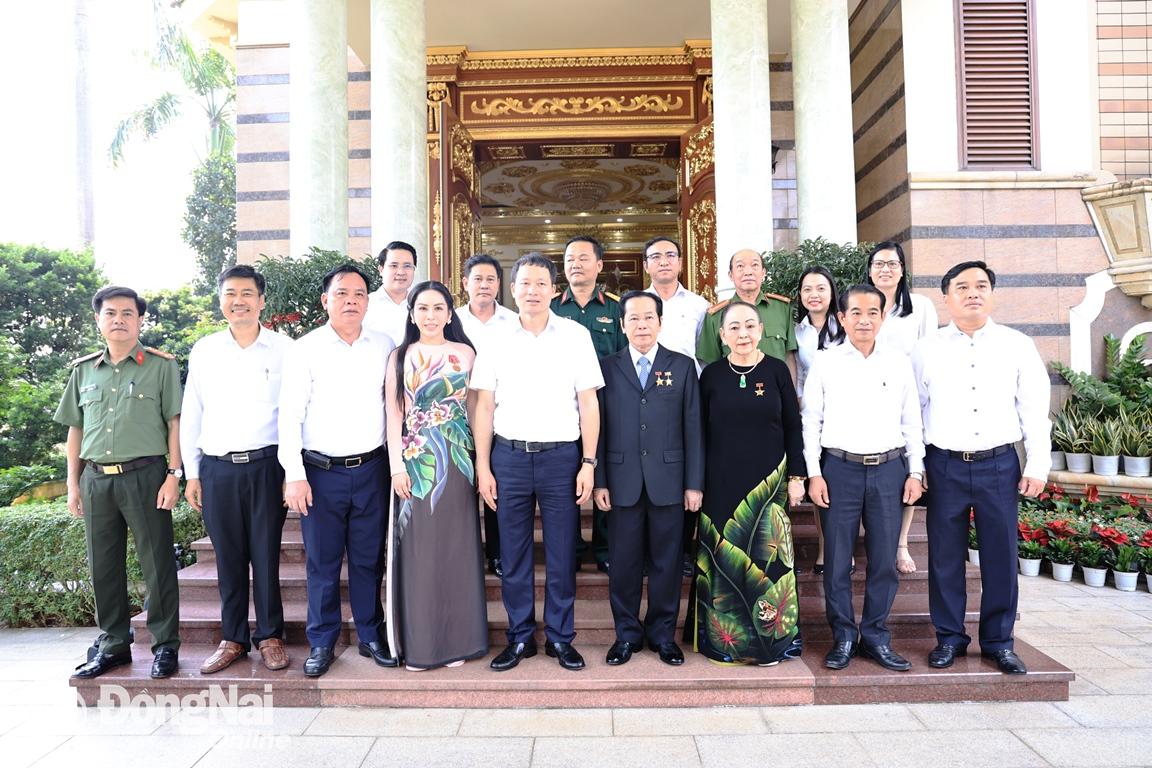 Gia đình Anh hùng Lao động Lê Văn Kiểm đón Bí thư Tỉnh ủy các đồng chí lãnh đạo tỉnh và thành phố Biên Hòa đến chúc tết. Ảnh: Công Nghĩa