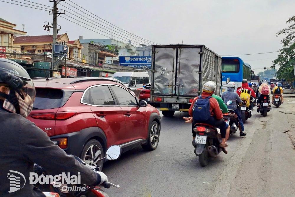 Dù ùn tắc kéo dài khoảng 300 - 400m nhưng không xuất hiện tình trạng xe máy leo lên lề đường như trước đây. Ảnh: Mi Lan