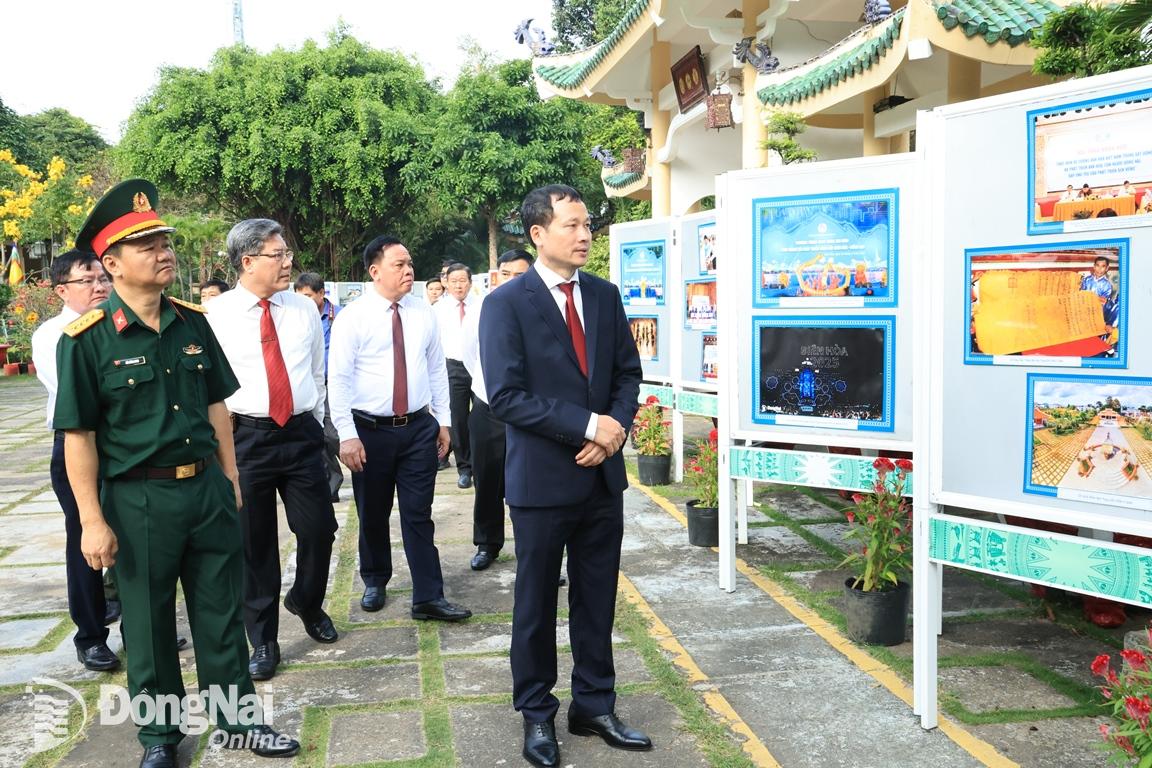 Các đồng chí lãnh đạo tỉnh tham quan giới thiệu ảnh mừng Đảng - Mừng xuân Ất Tỵ tại Văn miếu Trấn Biên. Ảnh: Công Nghĩa