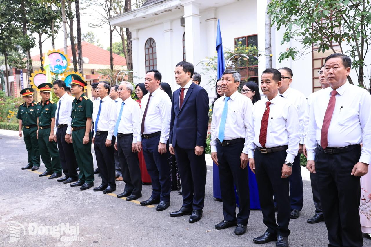 Lãnh đạo Tỉnh ủy - UBND - Ủy ban MTTQ Việt Nam tỉnh và thành phố Biên Hòa đến dâng hương tại Nhà tưởng niện các liệt sĩ Lực vượng vũ trang Đồng Nai. Ảnh: Công Nghĩa