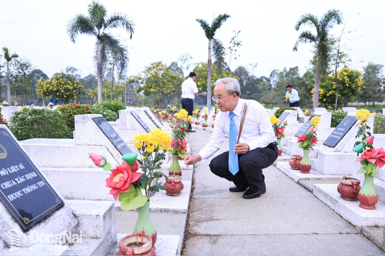 Chủ tịch Ủy ban MTTQ tỉnh Cao Văn Quang thắp hương trên các phần mộ liệt sĩ. Ảnh: Công Nghĩa