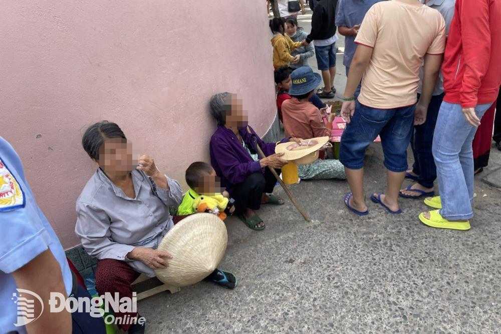 Người già và trẻ em xin tiền du khách tại chùa Ông (phường Hiệp Hòa). Ảnh: Lê Duy