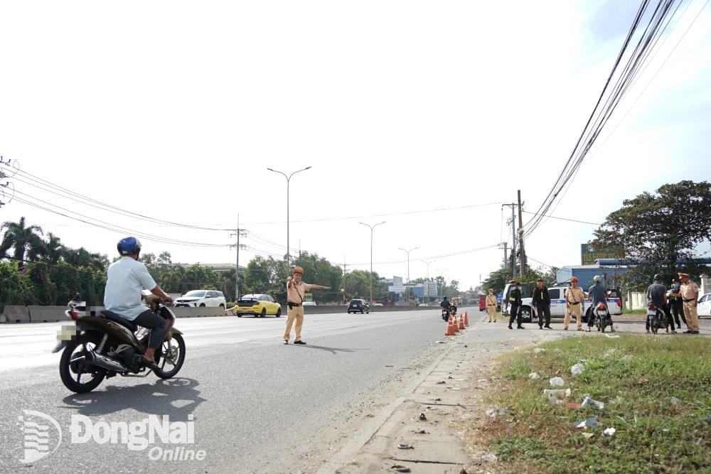 Trạm Cảnh sát giao thông ngã ba Thái Lan kiểm soát các phương tiện trên quốc lộ 51 (thành phố Biên Hòa). Ảnh: Lê Duy