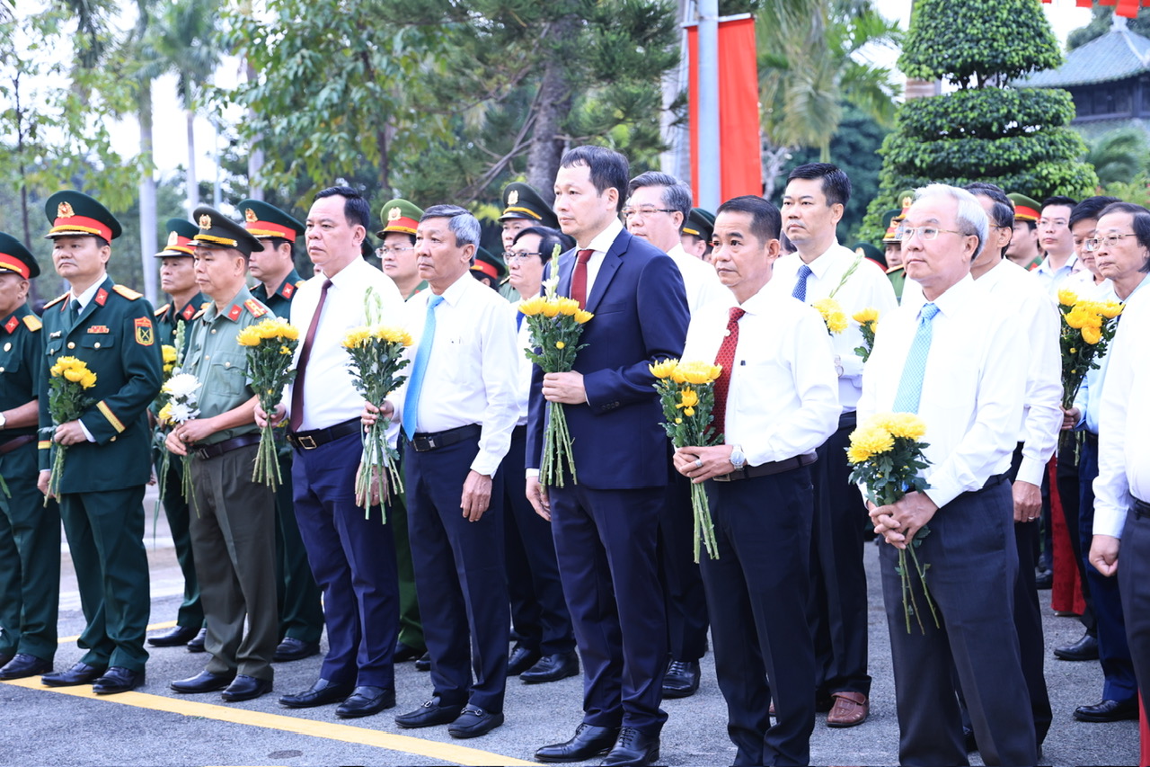 Đoàn đại biểu Tỉnh ủy - HĐND - UBND - Ủy ban MTTT Việt Nam tỉnh, Quân khu 7 và thành phố Biên Hòa viếng Nghĩa trang liệt sĩ tỉnh. Ảnh: Công Nghĩa