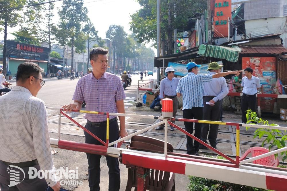 Ban An toàn giao thông tỉnh phối hợp với các đơn vị liên quan kiểm tra những đường dân sinh cắt ngang đường sắt tại vị trí giáp ranh phường Trung Dũng và phường Thống Nhất (thành phố Biên Hòa). Ảnh: Đăng Tùng