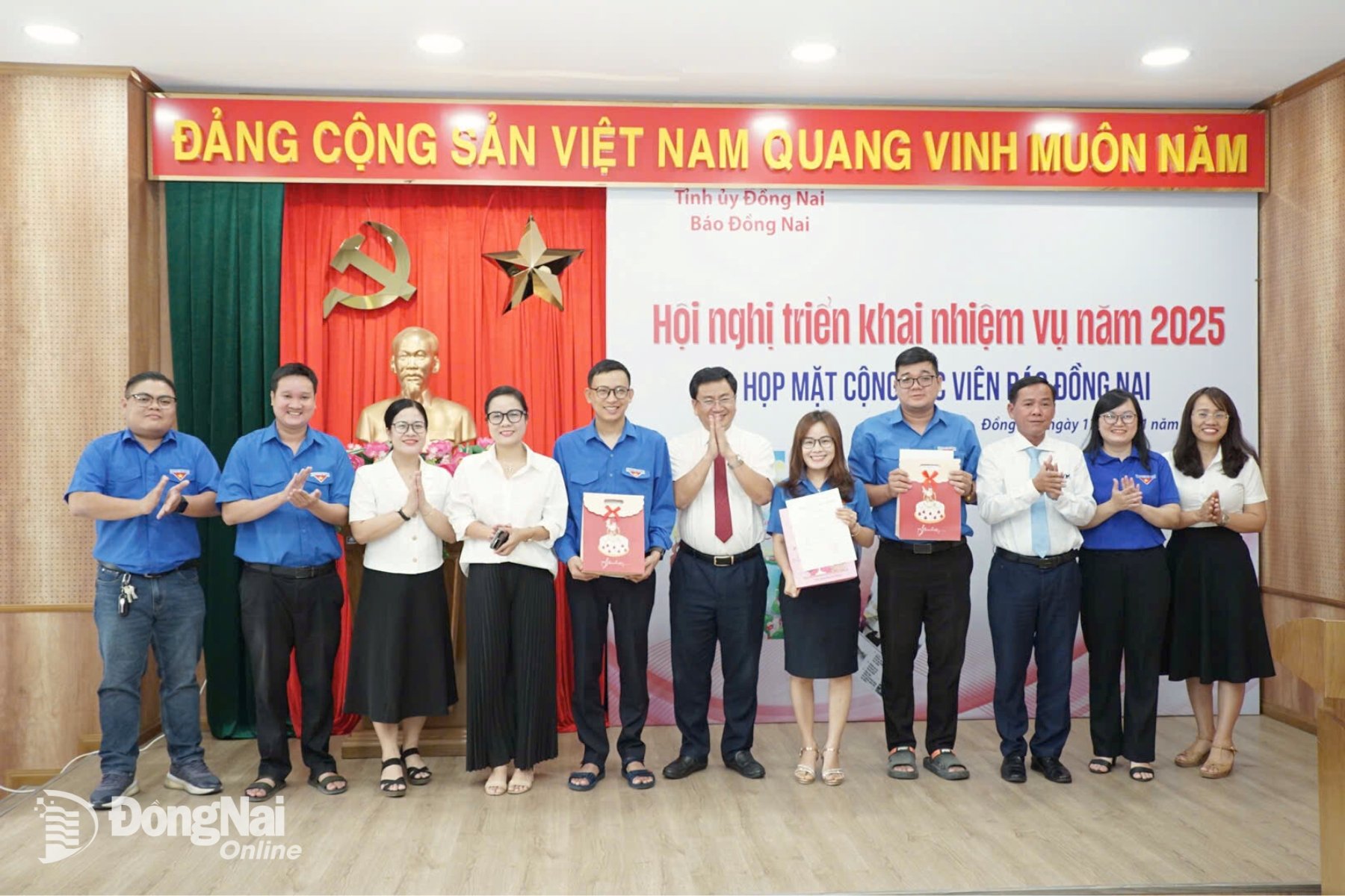 Chi đoàn tổ chức lễ trưởng thành đoàn cho các đoàn viên. Ảnh: Lê Duy