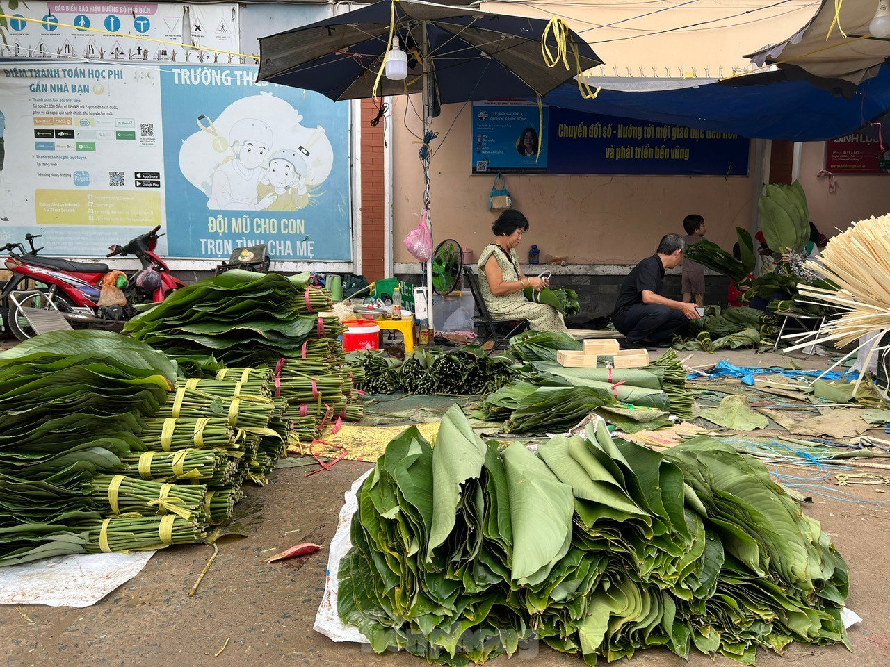 Chợ lá dong 'vang bóng một thời' ở TPHCM ế ẩm, tiểu thương thở dài ảnh 1