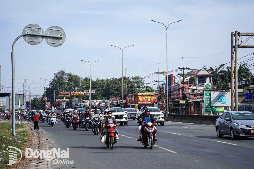 Người dân Đồng Nai mặc áo ấm du xuân trên quốc lộ 51, thành phố Biên Hòa. Ảnh: Lê Duy