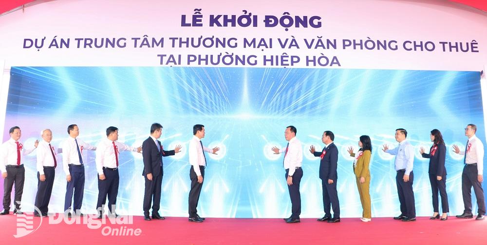 Lãnh đạo tỉnh và đại diện chủ đầu tư, đơn vị đối tác thực hiện nghi thức khởi động dự án. Ảnh: P.Tùng