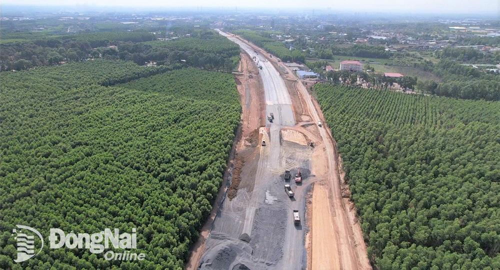 Thi công dự án thành phần 1, Dự án đường cao tốc Biên Hòa - Vũng Tàu đoạn qua địa bàn tỉnh. Ảnh: Phạm Tùng