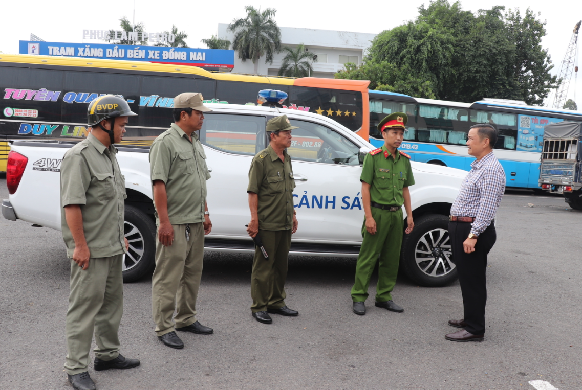 Lực lượng chức năng tăng cường tuần tra, giữ gìn an ninh trật tự tại khu vực trước và trong Bến xe Đồng Nai. Ảnh: An Nhơn