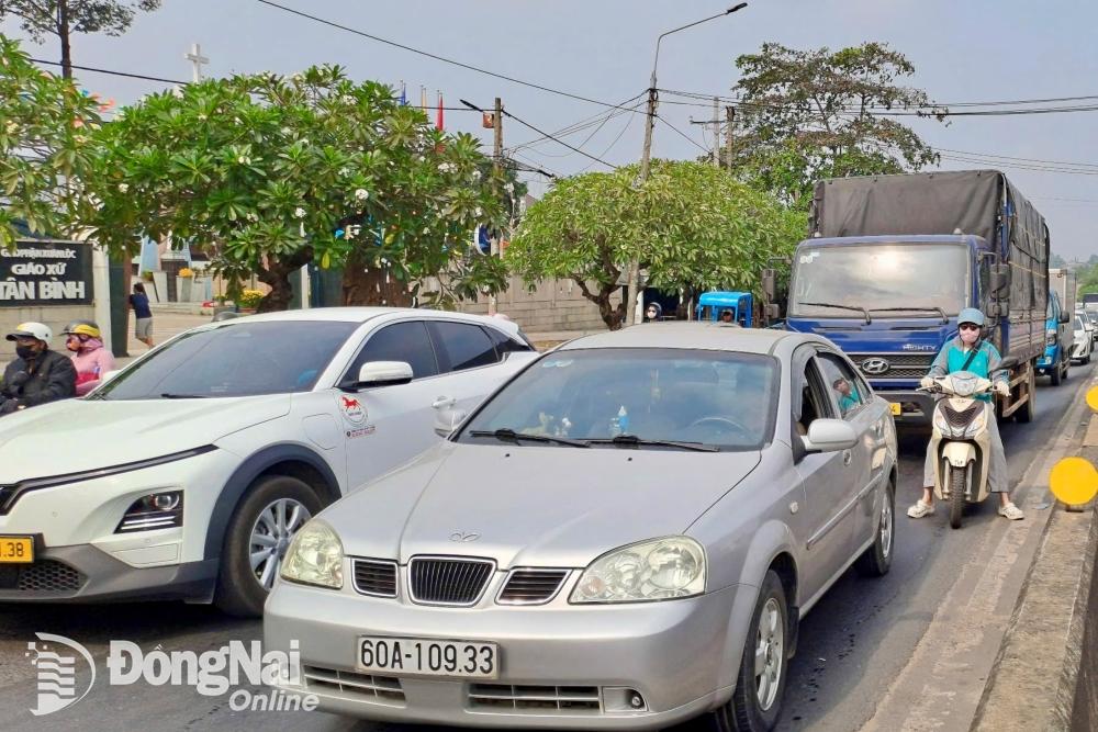 Dòng xe đông từ hướng thành phố Biên Hòa đi huyện Trảng Bom làm xuất hiện các điểm ùn tắc trên quốc lộ 1 (huyện Trảng Bom). Ảnh: Mi Lan