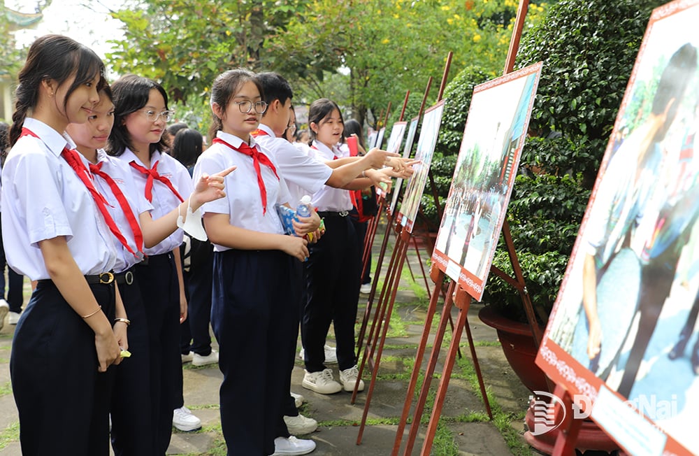 Bảo tàng Đồng Nai trưng bày triển lãm tại Văn miếu Trấn Biên, thu hút học sinh đến tham quan, học tập. Ảnh: L.Na