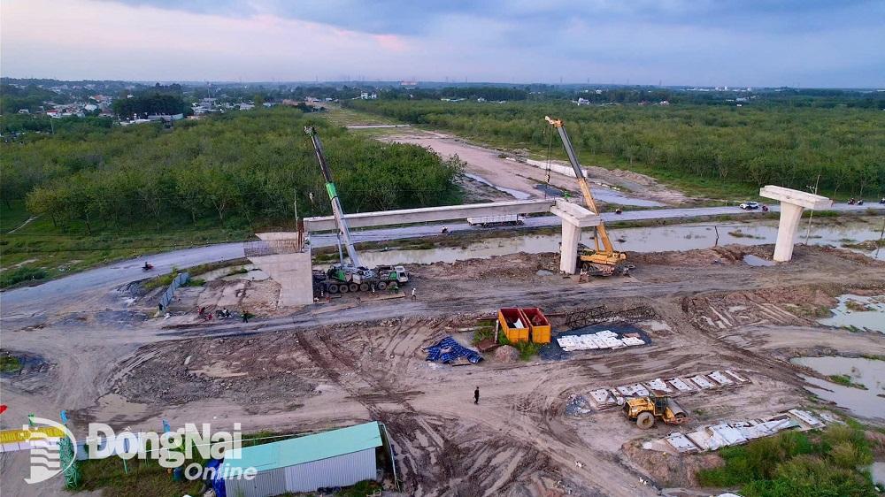 Thi công dự án thành phần 2, Dự án đường cao tốc Biên Hòa - Vũng Tàu đoạn qua địa bàn huyện Long Thành. Ảnh: Phạm Tùng