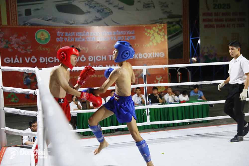 Các võ sĩ thi đấu nội dung low kick giải vô địch trẻ trong ngày khai mạc. Ảnh: Huy Anh 