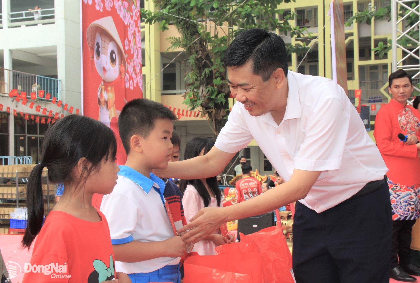 Chánh Văn phòng Tỉnh ủy Viên Hồng Tiến trao quà cho các em thiếu nhi. Ảnh: Nga Sơn