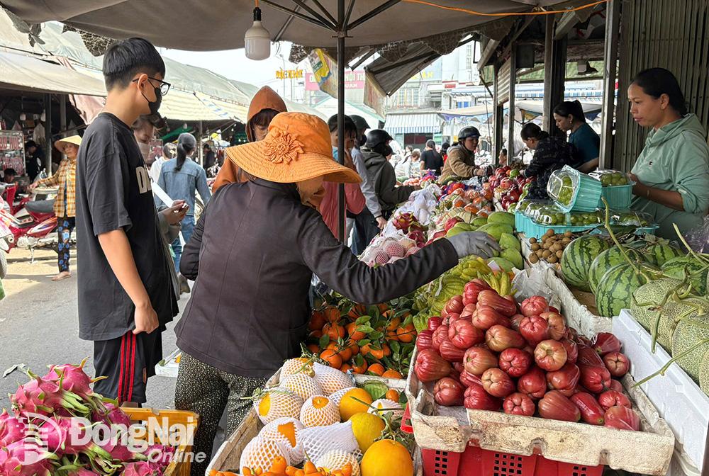 Người dân chọn mua các loại trái cây tại chợ Phương Lâm (huyện Tân Phú) vào những ngày giáp Tết Ất Tỵ 2025.