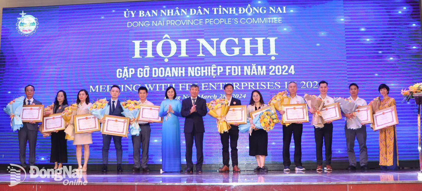 Lãnh đạo tỉnh khen thưởng doanh  nghiệp FDI tại Hội nghị gặp gỡ doanh nghiệp FDI năm 2024. Ảnh: Ngọc Liên