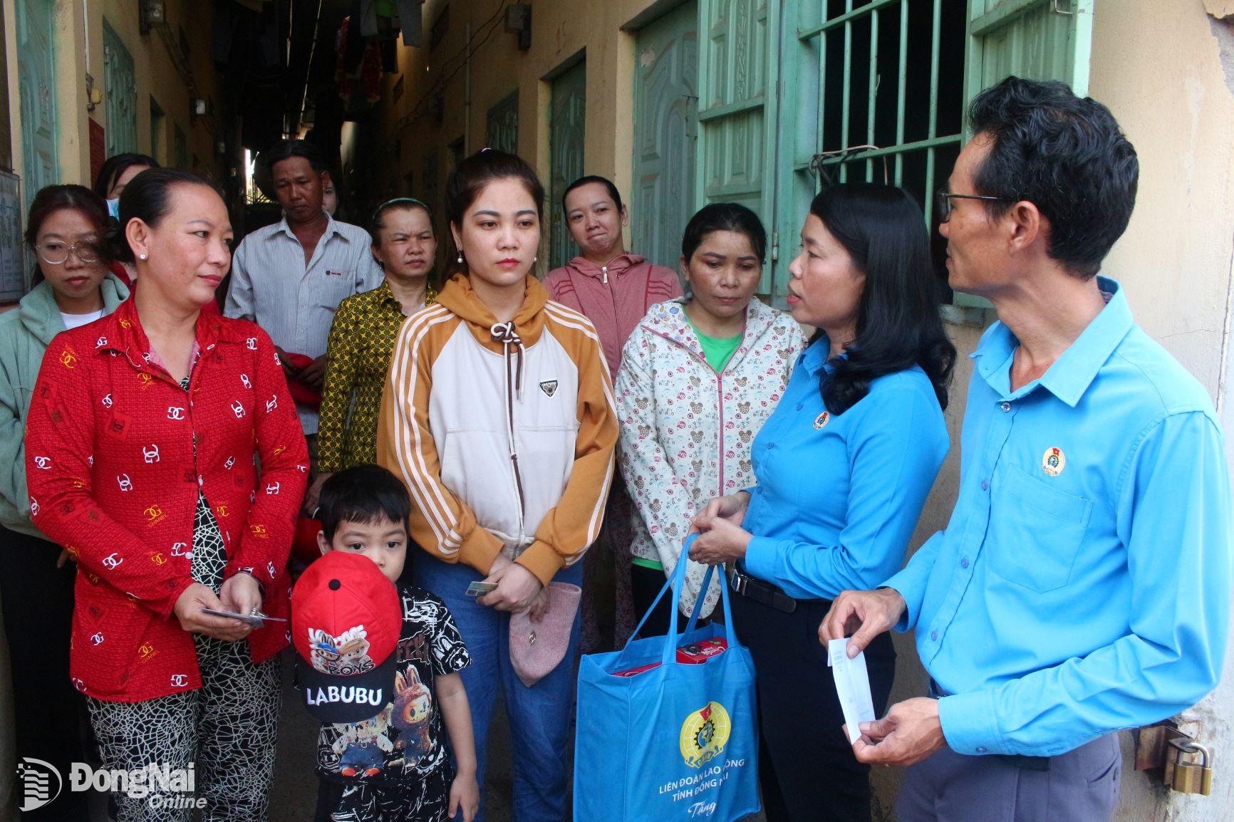 Liên đoàn Lao động (LĐLĐ) huyện Trảng Bom tặng quà công nhân nhà trọ. Ảnh: N.Hòa