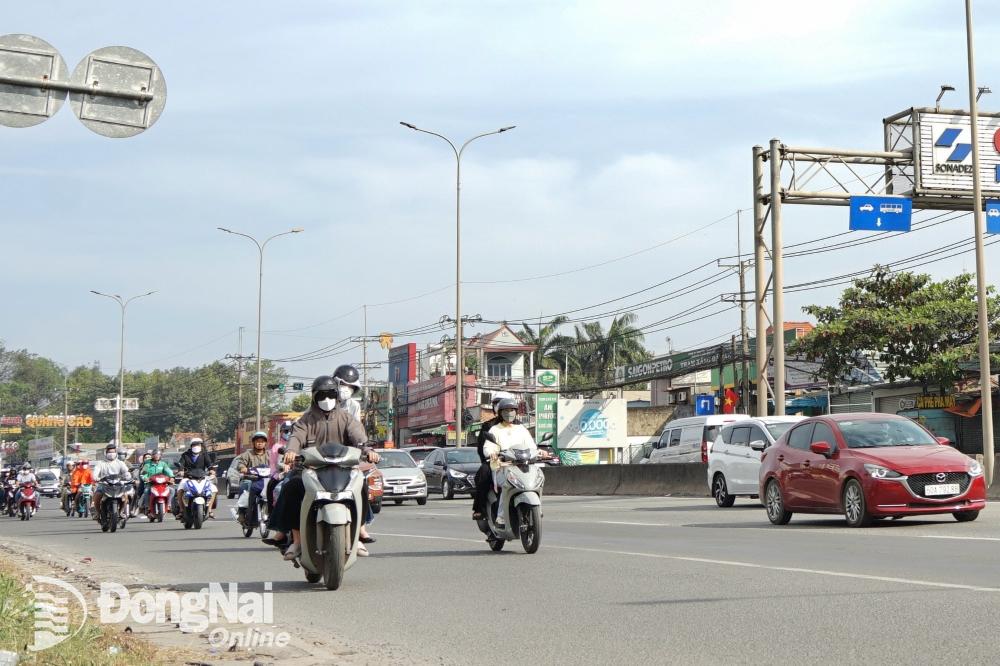 Quốc lộ 51 qua thành phố Biên Hòa tấp nập các phương tiện di chuyển từ Đồng Nai đi tỉnh Bà Rịa - Vũng Tàu sáng mùng 3 Tết. Ảnh: Lê Duy