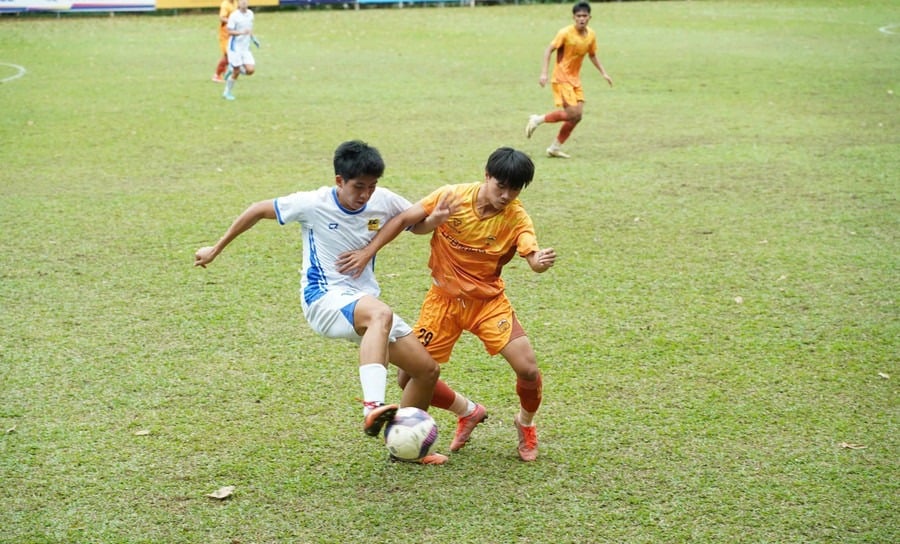 U.19 LPBank HAGL (phải, áo cam) đã bị loại đáng tiếc do chỉ số fair-play. Ảnh: BTC
