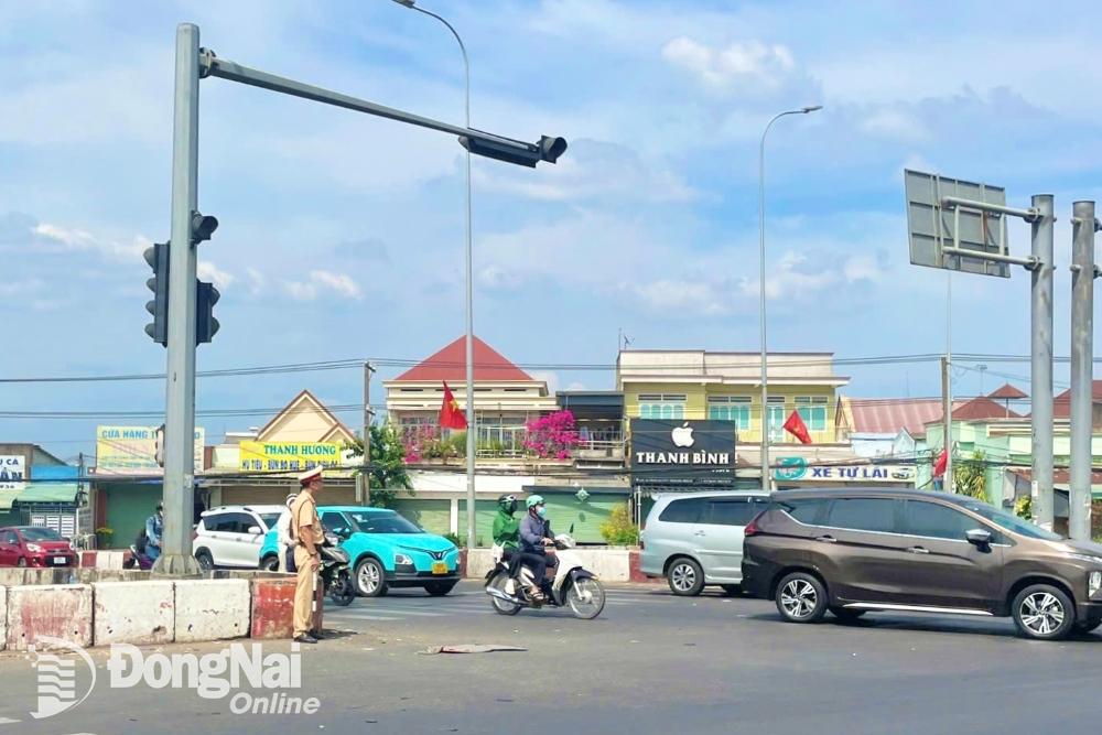 Lực lượng cảnh sát giao thông phân luồng tại ngã ba đường tránh Biên Hòa (huyện Trảng Bom). Ảnh: CTV