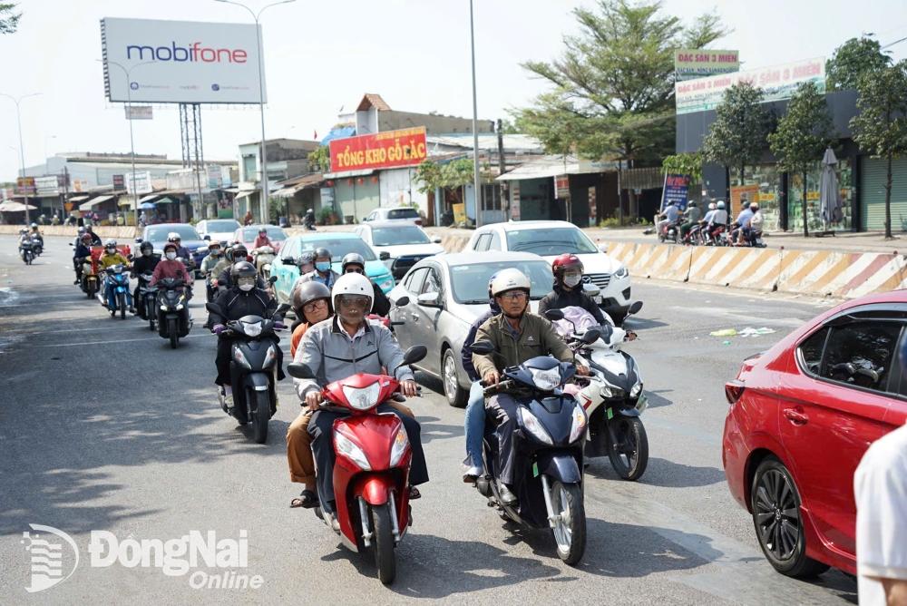 Dòng xe trên đường Bùi Văn Hòa đổ về cụm nút giao Cổng 11 (thành phố Biên Hòa). Ảnh: Đăng Tùng