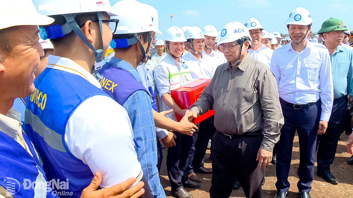 Thủ tướng Chính phủ Phạm Minh Chính cùng lãnh đạo các bộ, ngành và tỉnh Đồng Nai chúc Tết cán bộ, công nhân lao động thi công xuyên Tết trên công trường Dự án Sân bay Long Thành.