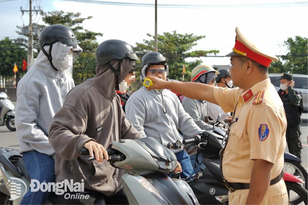 Trạm Cảnh sát giao thông Ngã ba Thái Lan (Phòng Cảnh sát giao thông Công an tỉnh) kiểm tra nồng độ cồn người lái xe trên quốc lộ 51 (thành phố Biên Hòa) Ảnh: Đăng Tùng