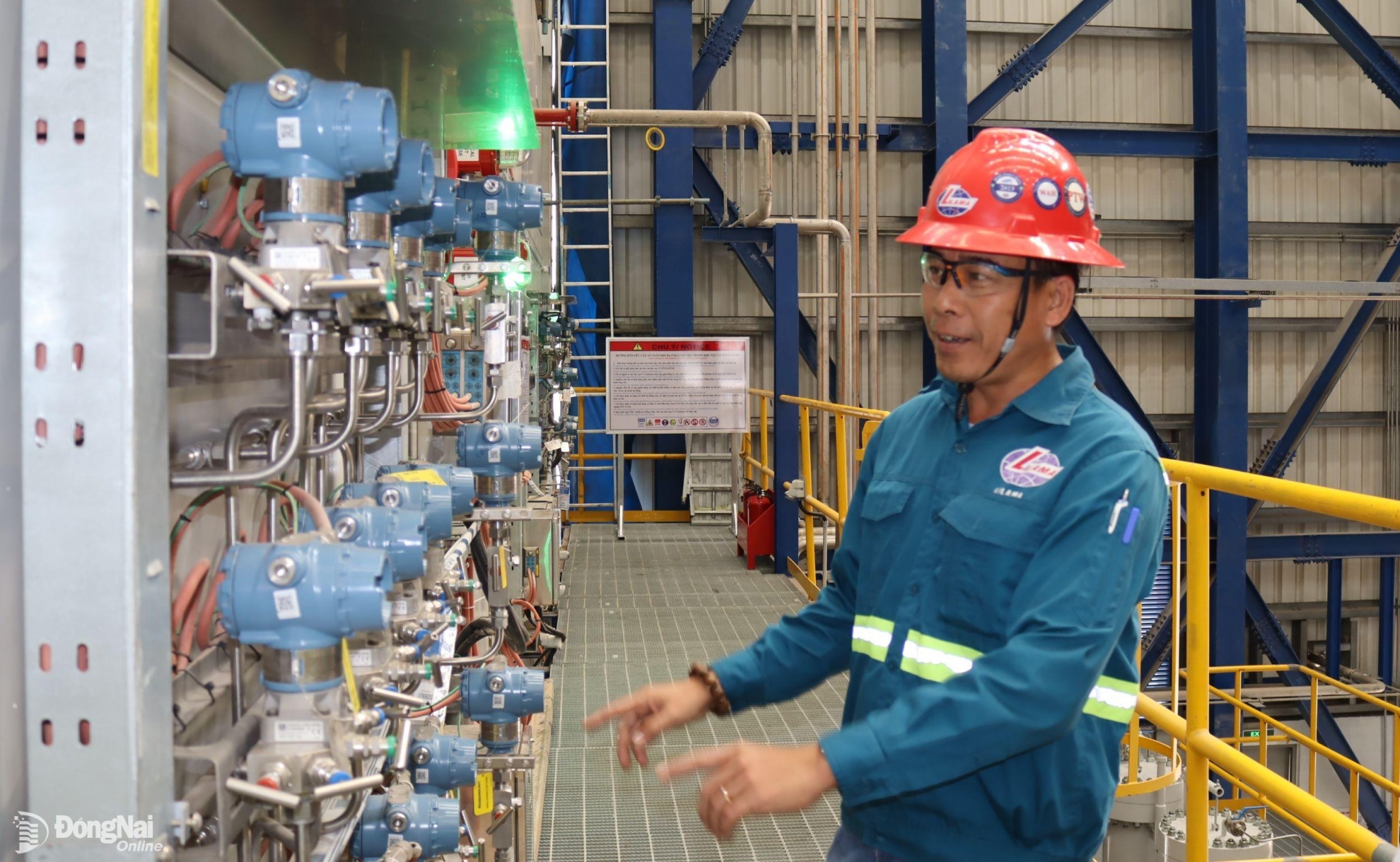 Anh Phan Minh Tâm, Phó phòng An toàn, Ban Quản lý dự án điện dẫn phóng viên đi xem nơi được ví như “trái tim” của nhà máy điện