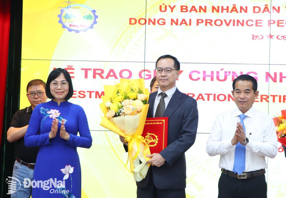 Chủ tịch HĐND tỉnh Thái Bảo và Phó chủ tịch UBND tỉnh Nguyễn Thị Hoàng trao giấy chứng nhận đầu tư tăng vốn cho dự án của doanh nghiệp Nhật Bản. Ảnh: Ngọc Liên