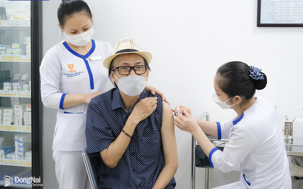 Người dân tiêm vaccine cúm tại hệ thống tiêm chủng VNVC. Ảnh: VNVC