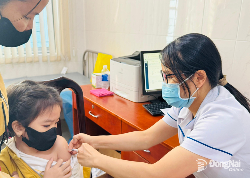 Tiêm vaccine phòng cúm cho người dân tại CDC Đồng Nai sáng 9-2. Ảnh: Hạnh Dung