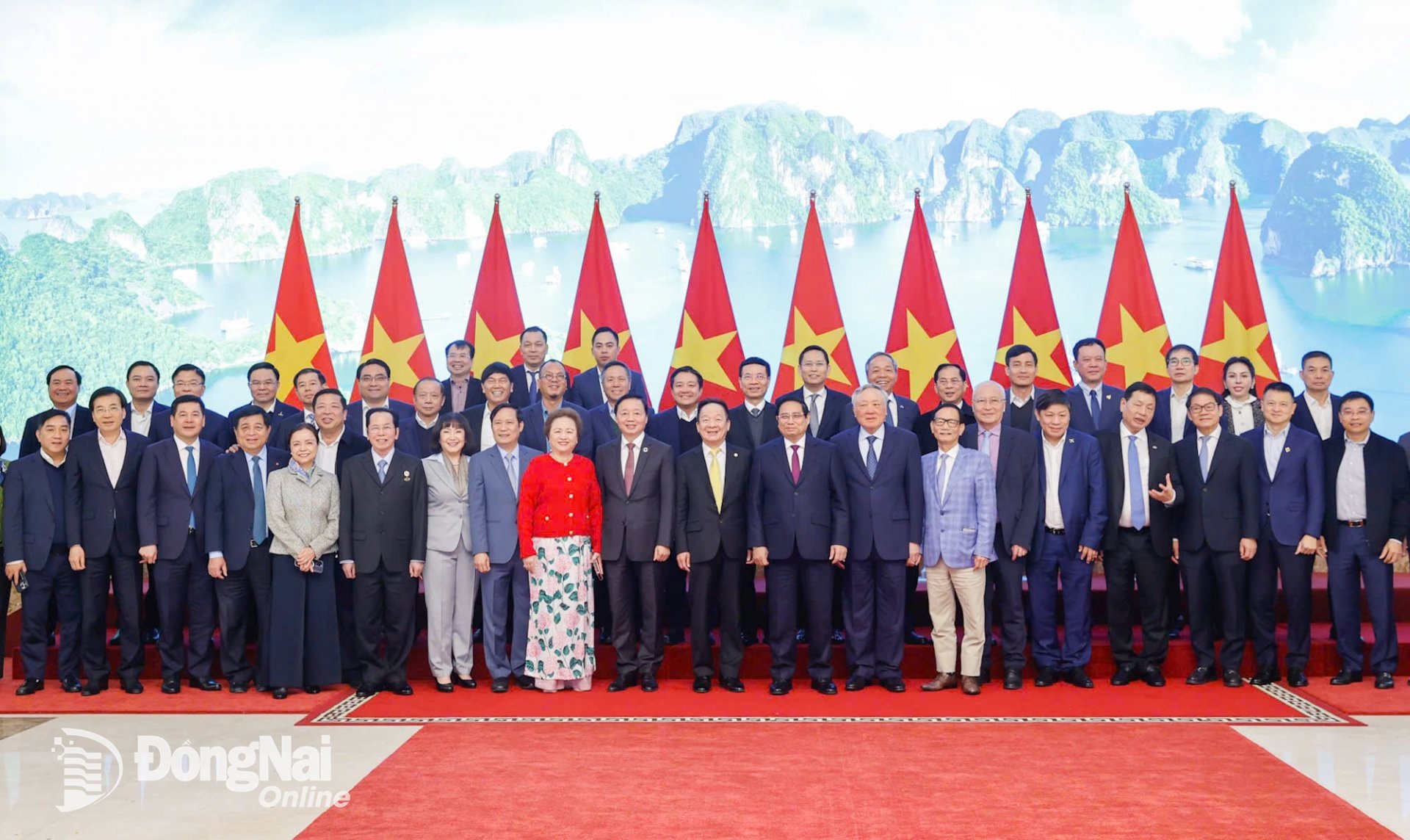 Thủ tướng Chính phủ Phạm Minh Chính cùng lãnh đạo Chính phủ, các bộ ngành chụp ảnh với lãnh đạo các tập đoàn kinh tế tư nhân dự buổi gặp gỡ. Ảnh: Kim Anh