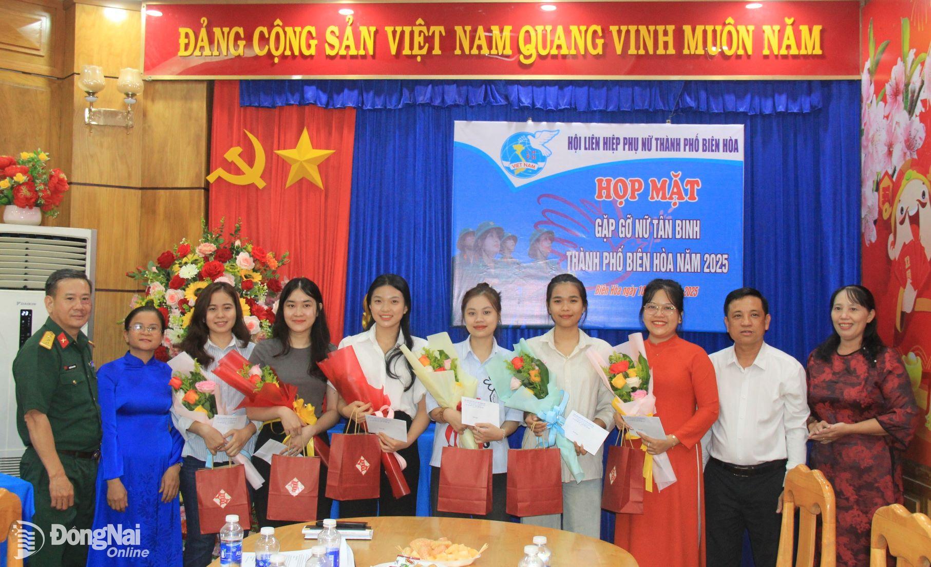 Các đại biểu chụp hình lưu niệm với các nữ tân binh trên địa bàn thành phố Biên Hòa. Ảnh: Nga Sơn