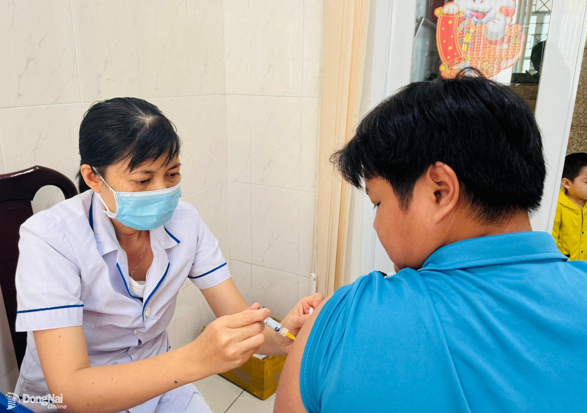 Người dân tiêm vaccine phòng bệnh tại Trung tâm Kiểm soát bệnh tật tỉnh. Ảnh: Hạnh Dung