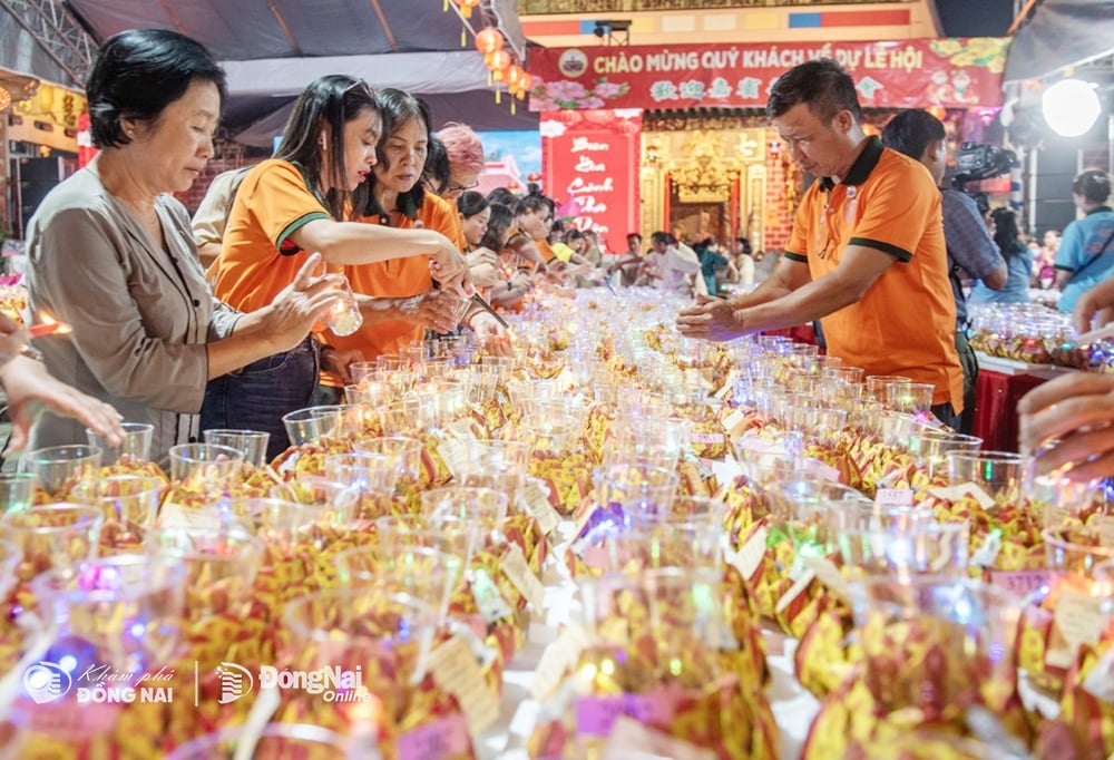 Hàng ngàn hoa đăng lớn nhỏ được chăm chút tỉ mỉ. Ảnh: Lò Văn Hợp