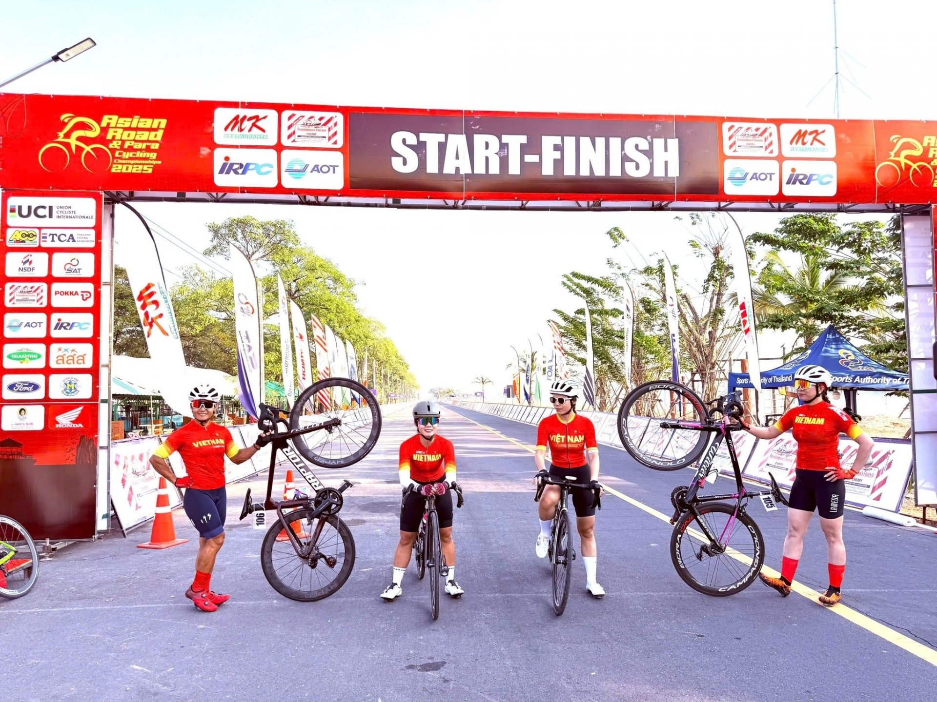 4 tay đua nữ Việt Nam thi đấu xuất phát đồng hàng sáng 12-2. Ảnh: LIÊN ĐOÀN XE ĐẠP & MÔ TÔ THỂ THAO VIỆT NAM